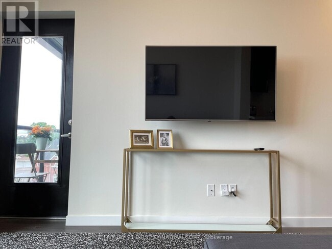 Photo du bâtiment - 690 King St W