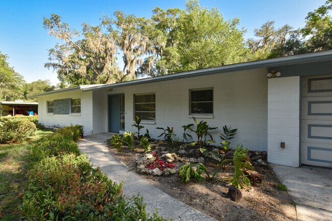 Building Photo - 3530 NW 34th Pl