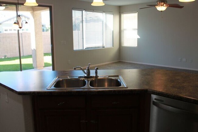 Foto del edificio - 3 Bedroom in Lyons Gate!