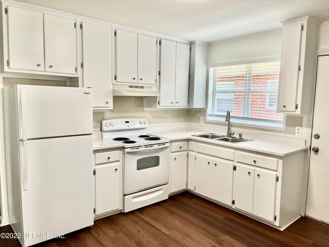 Foto del edificio - 2553 Myra St