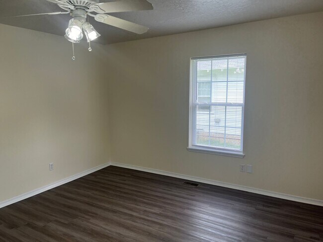 Foto del edificio - ADORABLE 3 BEDROOM HOUSE READY!