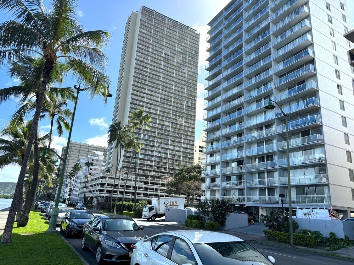 Foto principal - In the heart of Waikiki 1bed+Den, 1.5bath ...
