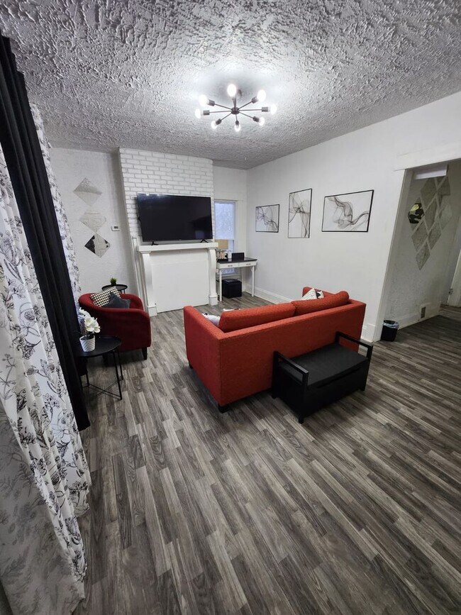 Foto del edificio - 1856 Lampson Rd