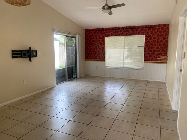 Building Photo - Welcome to this charming 2 bedroom, 2 bathroom house located in Melbourne, FL.