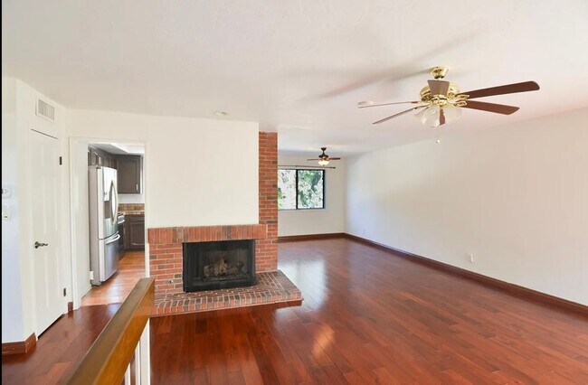 Foto del edificio - 3-Bedroom Townhome in Prime Calabasas Loca...