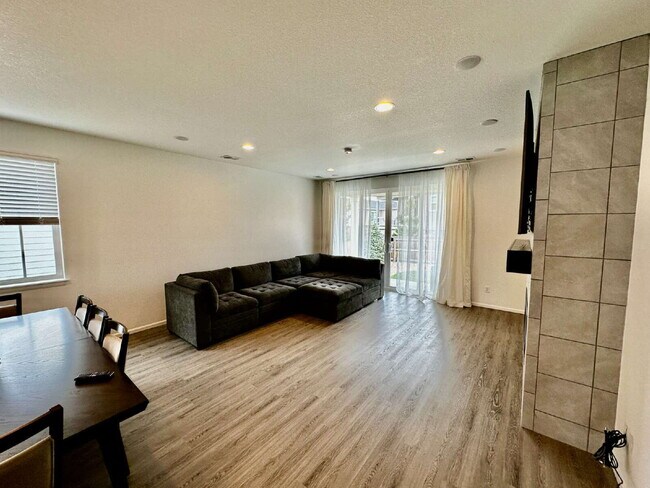 Foto del edificio - "Charming 4-Bedroom Castle Rock Home with Spacious Living!"