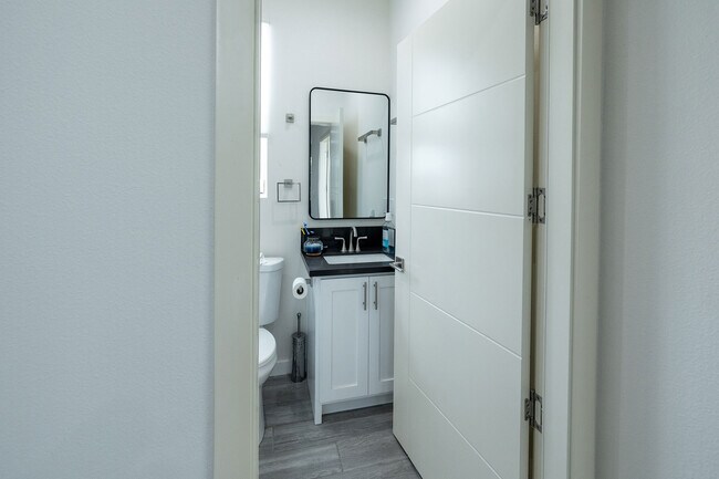 Foto del edificio - 1128 W 39th St