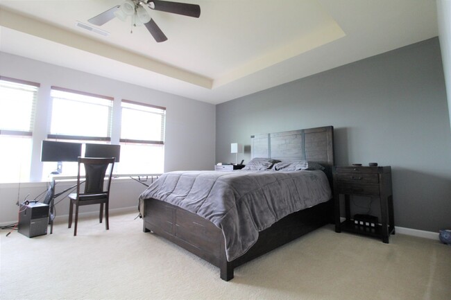 Foto del edificio - 3 Bed/ 2.5 Bath Townhome close to the inte...