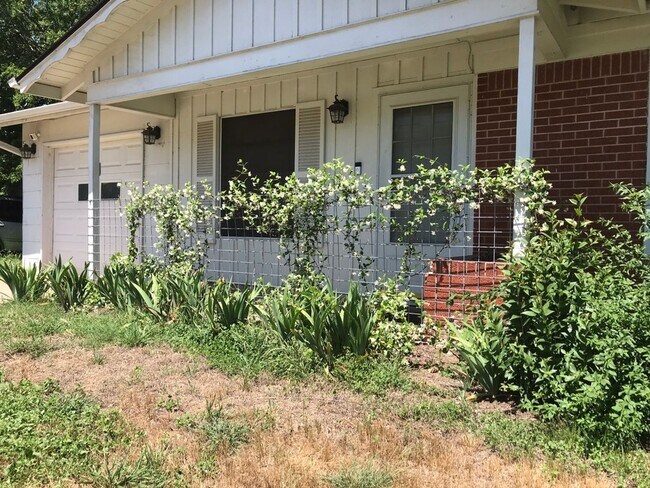 Building Photo - Centrally Located 3 bed / 1 Bath Home in A...