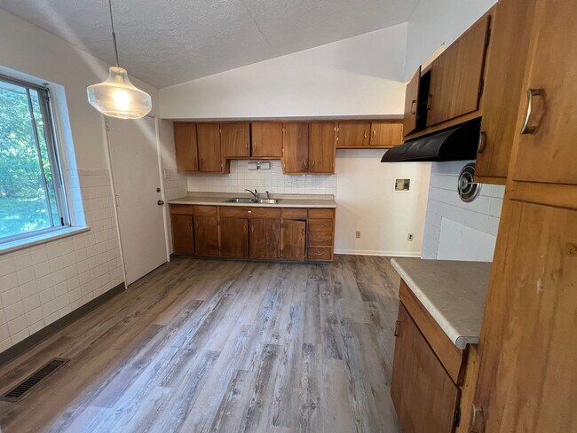 Foto del edificio - 3 bedrooms 1.5 bathrooms