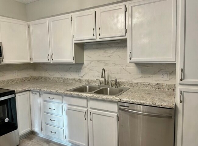 Foto del edificio - 4881 Woodland Ave