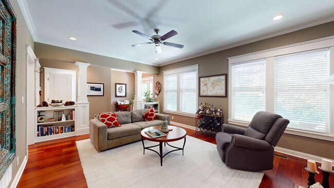 Foto del edificio - 3 Bed/4.5 Bath Crescent Hill Charmer with 2 Car Garage