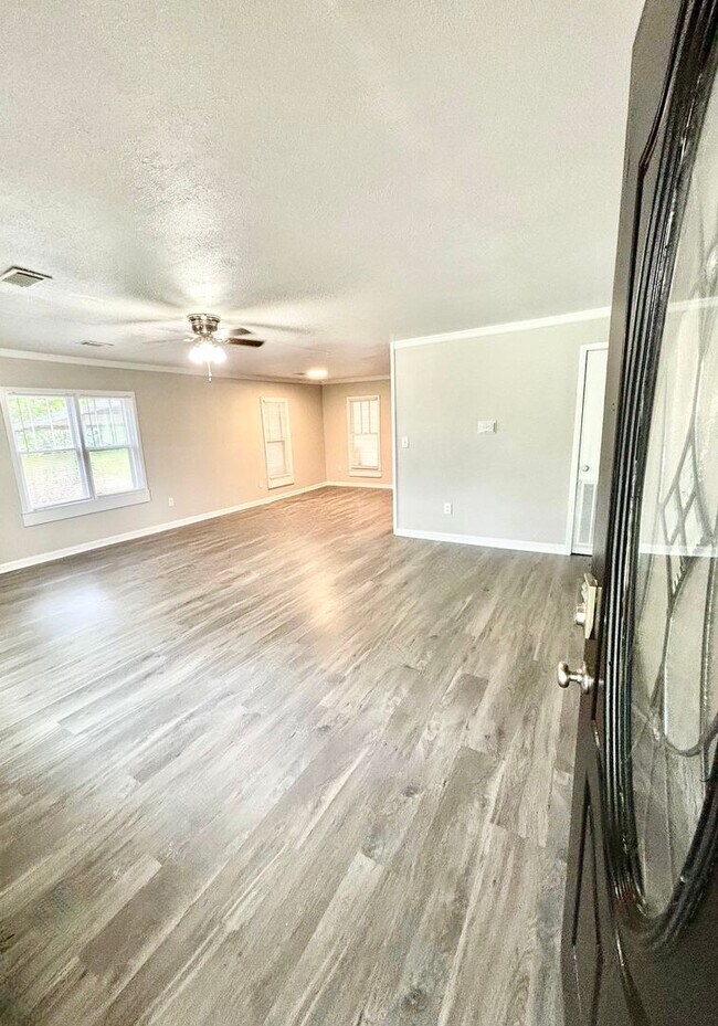 Building Photo - 1014 Cherry--Move In Ready!