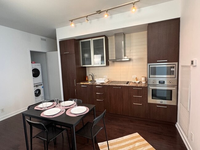 Building Photo - Deluxe Room - York St & Bremner Blvd