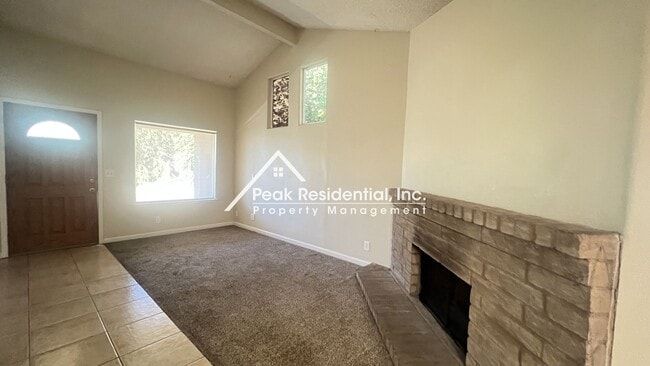 Building Photo - Spacious 2bd/1ba Duplex with Garage near American River College