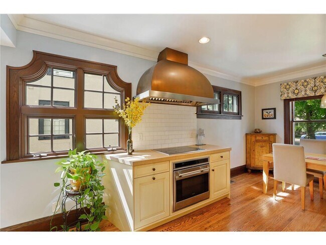 Building Photo - 1748 St Clair Ave