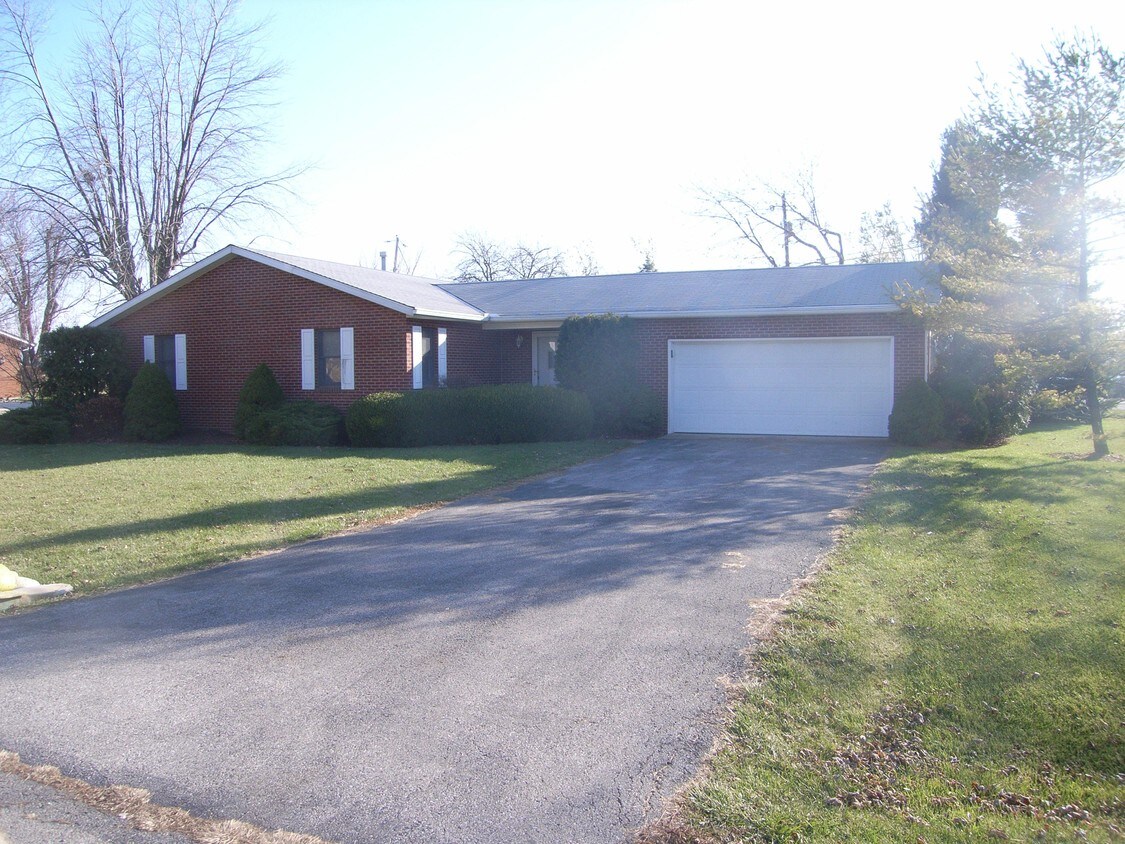 Primary Photo - 302 Northview Dr