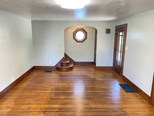 Building Photo - 317 N Madriver St