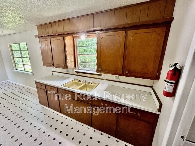 Building Photo - 407 N Ash Ave