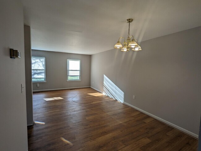 Building Photo - 320 Harry S Truman Dr