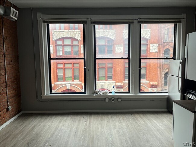 Foto del edificio - 317 S Clinton St