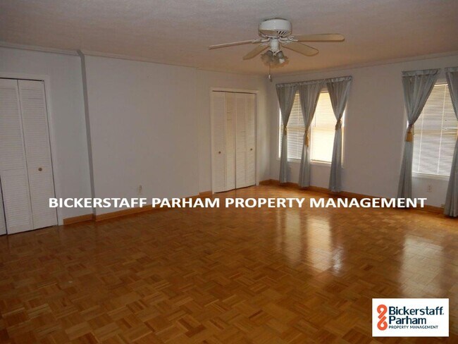 Foto del edificio - 4 Bedroom 2 Bath Located Off Of Double Chu...