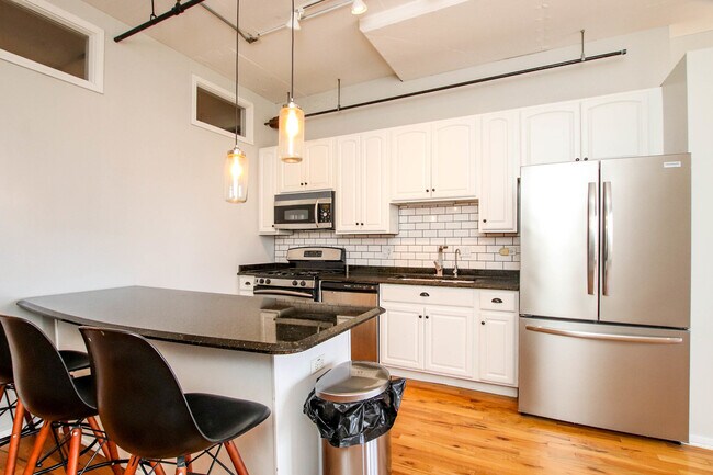 Building Photo - 6 S Laflin St