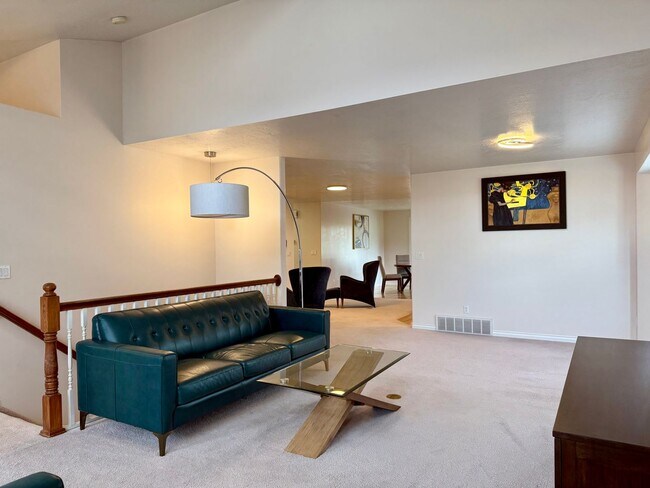 Building Photo - Spacious 4-Bedroom Duplex in Quiet South O...