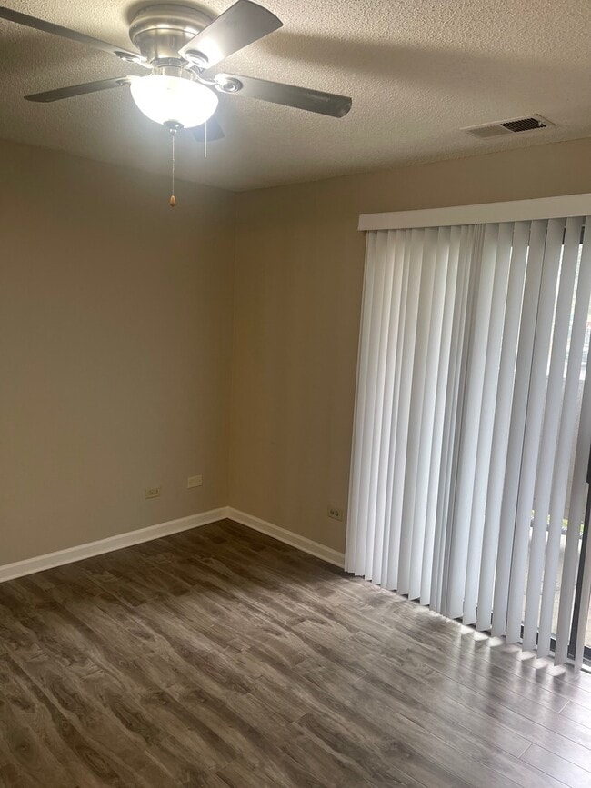 Building Photo - 2040 N Rand Rd