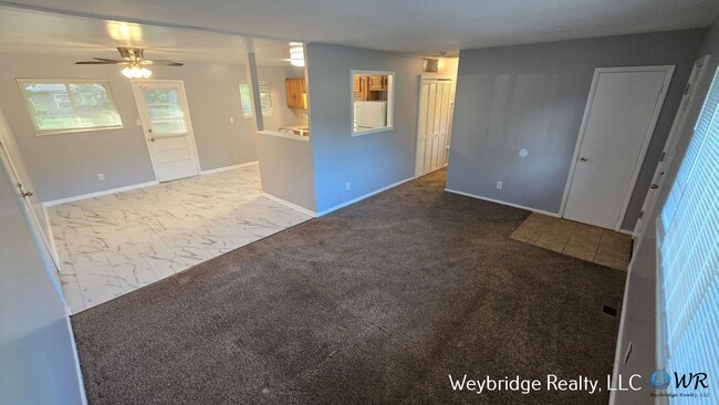 Building Photo - Beautiful 3 Bedroom 2 Full Bath Home Locat...