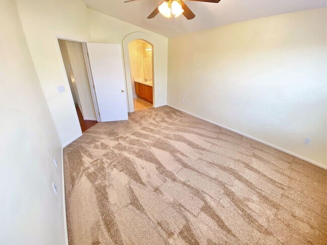 Foto del edificio - CHARMING 2 BEDROOM, 2 BATH CONDO WITH STYL...