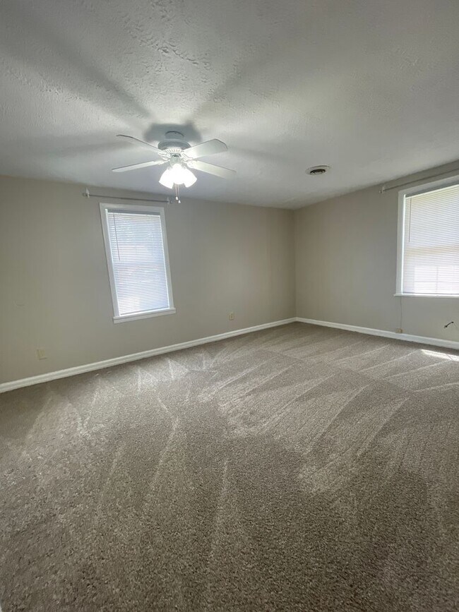 Foto del edificio - Convenient New Albany location