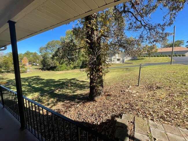 Building Photo - ** Beautiful 3 bed 2 bath located in forest hills ** Call our self showing number to schedule a t...