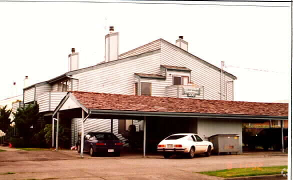 Primary Photo - Alpenglow Apartments