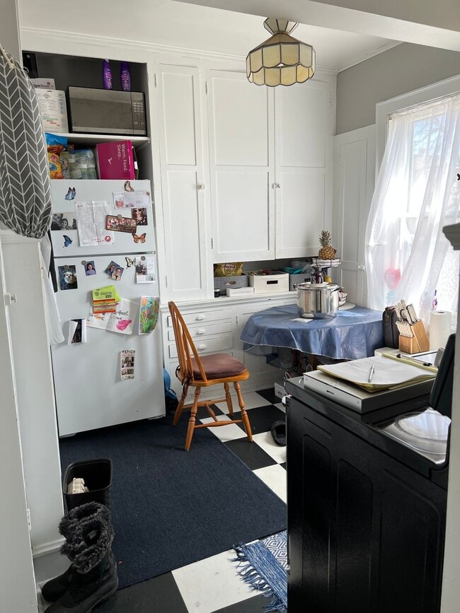 Building Photo - 318-320 N 12th Ave E