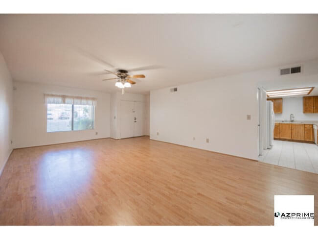 Building Photo - Lovely 3/2 End Unit Townhouse in Glendale ...