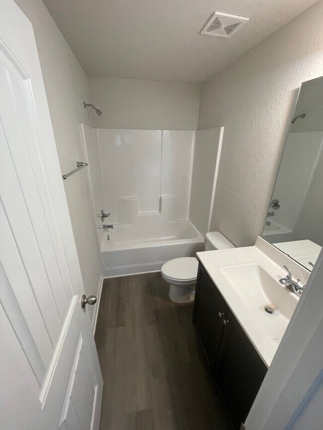 Foto del edificio - 2 bd 2.5 ba Townhouse