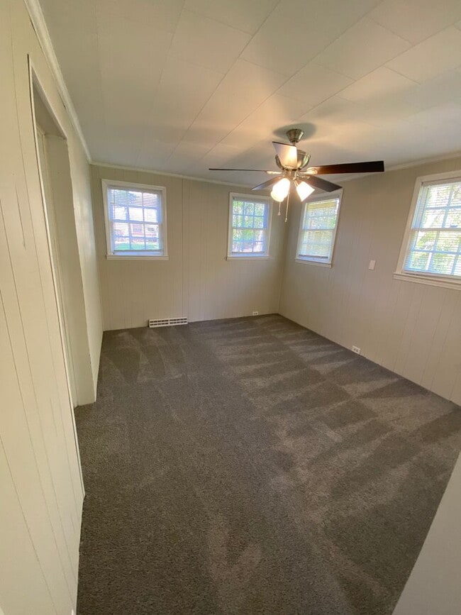 Building Photo - Very nice 4 bedroom 1 bathroom house JUST ...