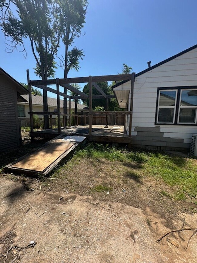 Building Photo - Updated - Wood Floors - 2/1