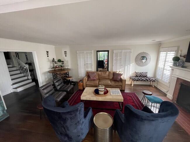 Foto del edificio - 1560 Benedict Canyon Dr