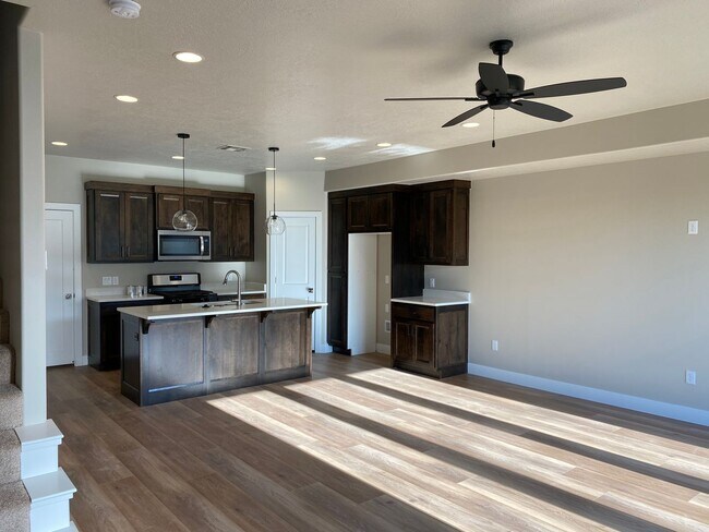 Building Photo - Beautiful like new 3 Bedroom, 2.5 Bathroom...