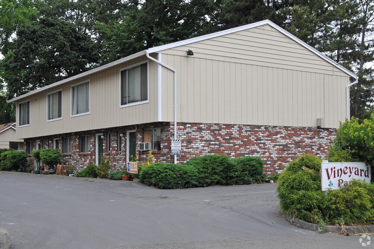 Vineyard Park Apartments in Milwaukie, OR