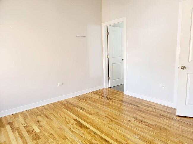 Foto del edificio - 3235 W Potomac Ave