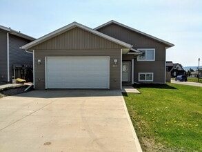 Building Photo - 805-888 88 Ave