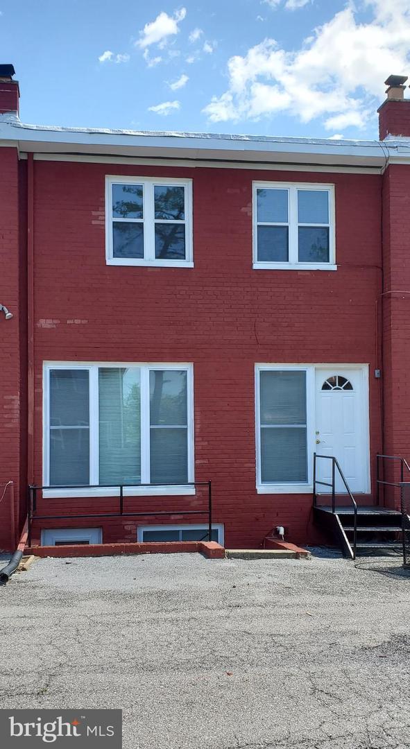 Building Photo - 3002 St Clair Dr