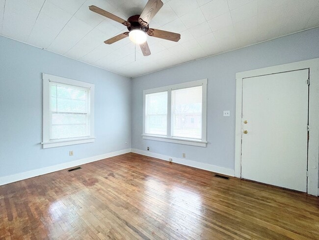 Building Photo - 1 Bedroom Home with Garage