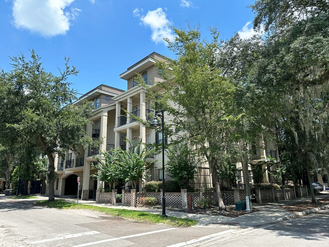 Primary Photo - Saint Charles - Luxury 2 Bedroom, 2 Bathro...