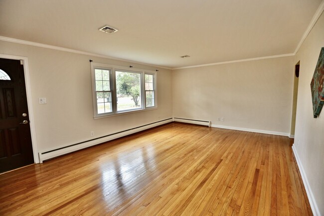 Foto del edificio - 3-Bedroom Ranch Available 03-24-25! Attach...