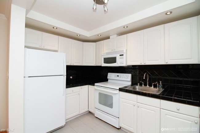Building Photo - 1031 Crestview Dr