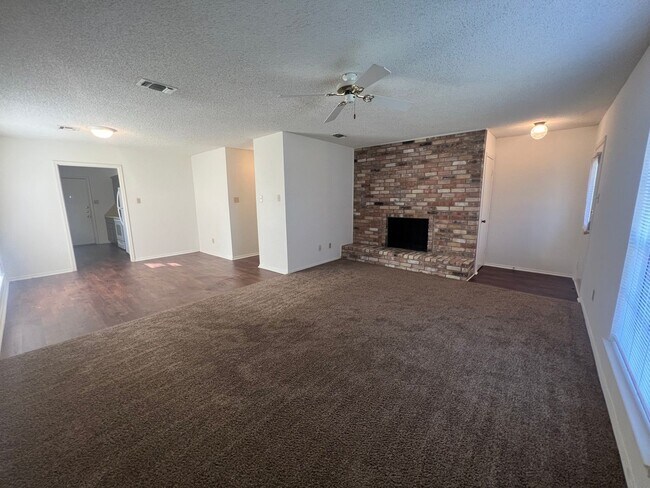 Building Photo - Duplex *LEASING SPECIAL AVAILABLE*